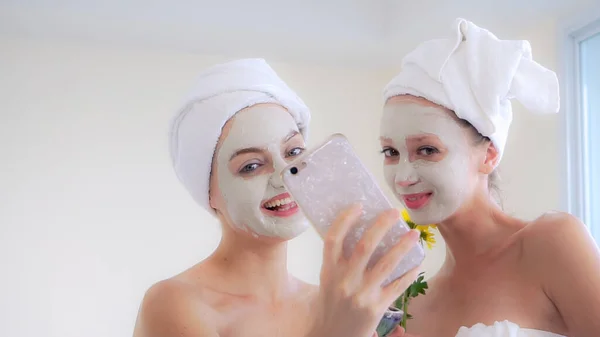 Mooie Vrouw Met Een Gezichtsverzorging Cosmetische Scrub Behandeling Van Professionele — Stockfoto