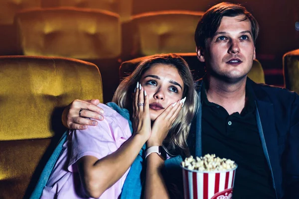 Caucasiano Homem Mulher Assistindo Filme Triste Sua Namorada Chorando — Fotografia de Stock