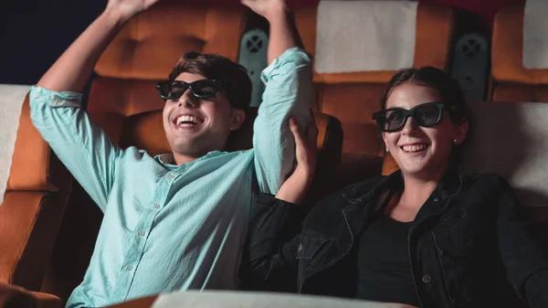 Homem Mulher Cinema Assistindo Filme Com Óculos Com Interesse Olhando — Fotografia de Stock