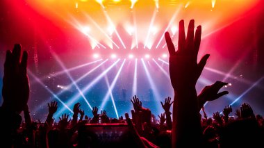 Mutlu insanlar gece kulübü DJ parti konserinde dans eder ve sahnede DJ 'den elektronik dans müziği dinlerler. Siluet dolu neşeli kalabalık 2020 yılbaşı partisini kutluyor. İnsanların yaşam tarzı DJ gece hayatı.