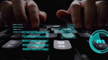 Grafik kullanıcı arayüzü GUI hologramı ile dizüstü bilgisayar klavyesinde çalışan adam büyük veri bilimi teknolojisi, dijital ağ bağlantısı ve bilgisayar programlama algoritması kavramlarını gösteriyor.