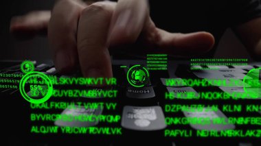 Grafik kullanıcı arayüzü GUI hologramı ile dizüstü bilgisayar klavyesinde çalışan adam büyük veri bilimi teknolojisi, dijital ağ bağlantısı ve bilgisayar programlama algoritması kavramlarını gösteriyor.