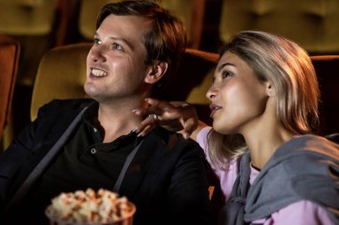 Kafkas aşığı sinemada film izlemeyi ve patlamış mısır yemeyi seviyor.