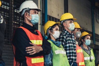 Yüz maskesi olan fabrika işçileri Corona Virüs Hastalığı 2019 veya COVID-19 salgınlarından korunuyor..