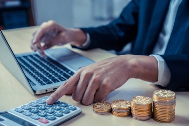 İş adamı muhasebeci ya da finans uzmanı şirket ofisindeki iş raporu grafiğini ve finans şemasını analiz eder. Finans ekonomisi, bankacılık sektörü ve borsa araştırmaları kavramı.