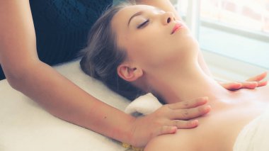 Profesyonel masaj terapisti tarafından masaj yaptıran rahat bir kadın. Sağlık, şifa ve rahatlama konsepti.
