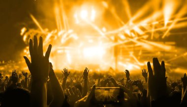 Mutlu insanlar gece kulübü DJ parti konserinde dans eder ve sahnede DJ 'den elektronik dans müziği dinlerler. Siluet dolu neşeli kalabalık 2020 yılbaşı partisini kutluyor. İnsanların yaşam tarzı DJ gece hayatı.