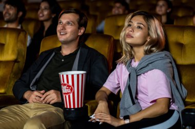 İnsanlar sinema sinemasında film izlerler. Grup eğlence etkinliği ve eğlence konsepti.