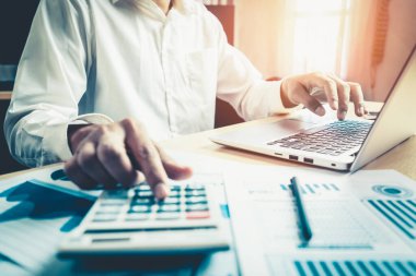 İş adamı muhasebeci ya da finans uzmanı şirket ofisindeki iş raporu grafiğini ve finans şemasını analiz eder. Finans ekonomisi, bankacılık sektörü ve borsa araştırmaları kavramı.