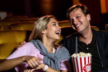 Kafkas aşığı sinemada film izlemeyi ve patlamış mısır yemeyi seviyor.