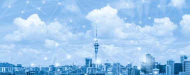 Modern yaratıcı telekomünikasyon ve internet ağı akıllı şehirde birleşiyor. 5G kablosuz dijital bağlantı ve gelecekteki şeylerin interneti kavramı.