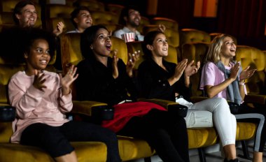 İnsanlar sinema sinemasında film izlerler. Grup eğlence etkinliği ve eğlence konsepti.