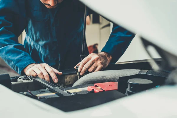 Professionele Monteur Die Auto Reparatie Onderhoud Auto Garage Bedrijfsconcept Autoservice — Stockfoto