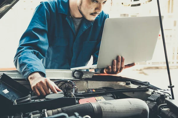 Professionele Monteur Die Auto Reparatie Onderhoud Auto Garage Bedrijfsconcept Autoservice — Stockfoto