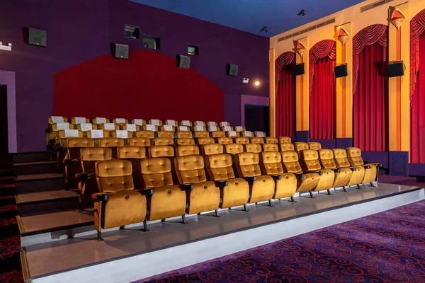 Grand Cinéma Intérieur Avec Rangées Sièges Pour Public Asseoir Dans — Photo