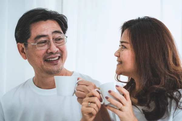 幸せなアジアの高齢者のカップルは家で楽しい時間を過ごしています 高齢者の退職と健康的な高齢者の概念 — ストック写真