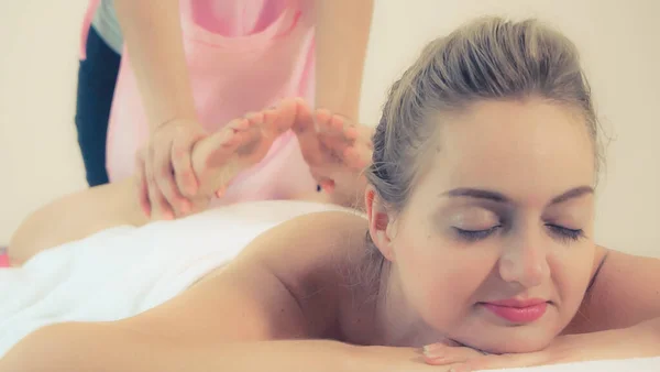 Foot Spa Massage Behandling Professionell Massage Terapeut Lyx Spa Resort — Stockfoto