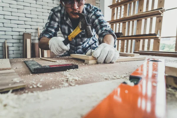 建設材料や木製の家具を生産するためにワークショップで木工に取り組んで大工 若いアジアの大工は作るための専門的な用具を使用する Diyメーカーと大工仕事のコンセプト — ストック写真