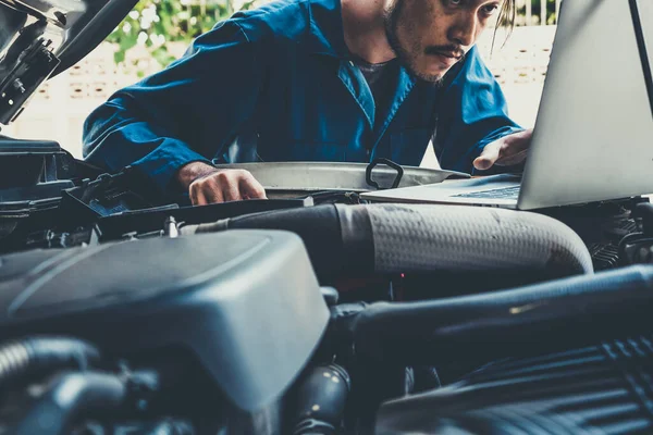 Professionele Monteur Die Auto Reparatie Onderhoud Auto Garage Bedrijfsconcept Autoservice — Stockfoto