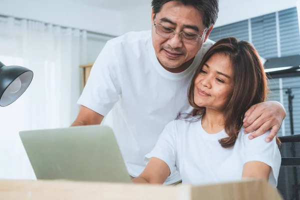 Glückliches Asiatisches Seniorenpaar Das Gute Zeit Hause Hat Seniorenruhestand Und — Stockfoto