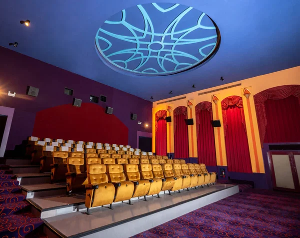 シネマトグラフ プロジェクターで映画館のプレミアに座るための観客のためのシート行と大規模な映画館の劇場のインテリア 映画館は映画鑑賞の贅沢感のために古典的に装飾されています — ストック写真