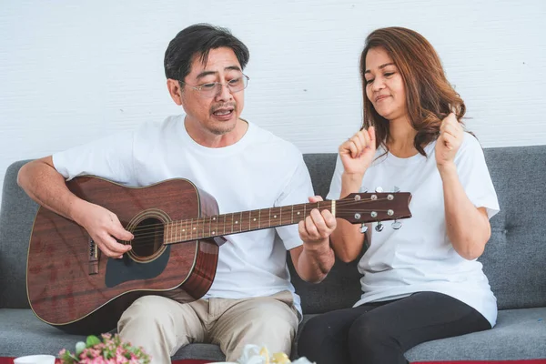 Gelukkig Aziatisch Seniorenpaar Heeft Het Naar Zijn Zin Thuis Ouderen — Stockfoto