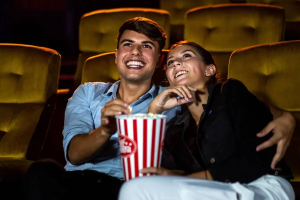 영화관에서 영화를 사람들 레크리에이션 활동과 — 스톡 사진