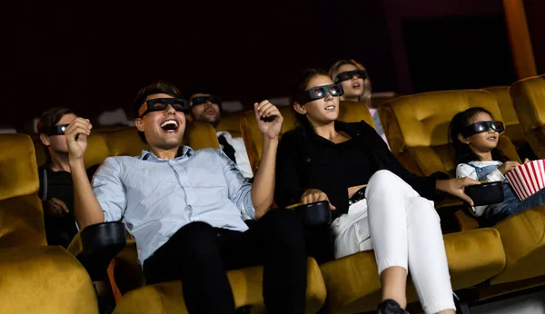 Groupe Personnes Regarder Film Avec Des Lunettes Dans Cinéma Avec — Photo