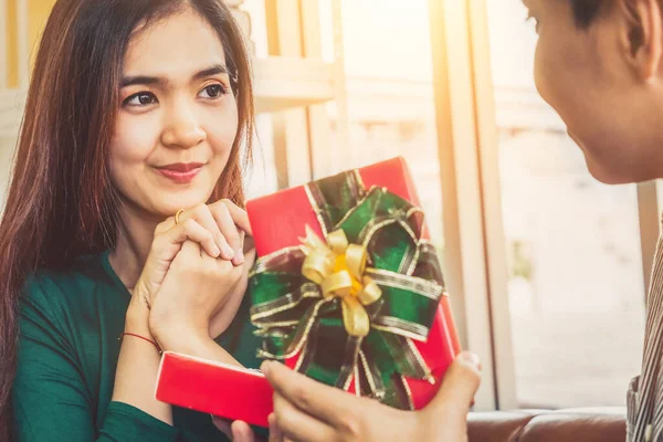 Feliz Pareja Dando Regalo Para Celebrar Aniversario Matrimonio Estilo Vida — Foto de Stock