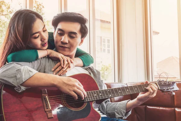 Jovem Casal Asiático Toca Guitarra Canta Música Sala Estar Casa — Fotografia de Stock