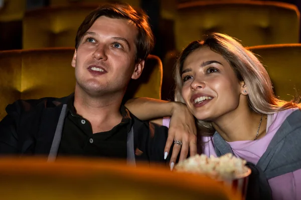 Amante Caucasiano Gostando Assistir Filme Comer Pipocas Juntos Cinema — Fotografia de Stock