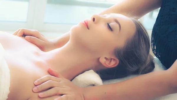 Mulher Relaxada Recebendo Massagem Ombro Spa Luxo Pelo Massagista Profissional — Fotografia de Stock