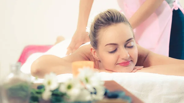 Mujer Relajada Recibiendo Masaje Espalda Spa Lujo Con Terapeuta Masaje — Foto de Stock