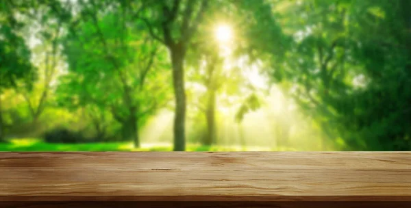 Bruin Houten Tafel Groen Vervagen Natuur Achtergrond Van Bomen Gras — Stockfoto