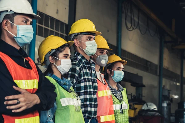 Trabalhadores Fábrica Com Máscara Facial Protegem Contra Surto Doença Por — Fotografia de Stock