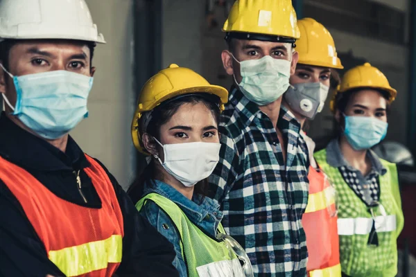 Trabalhadores Fábrica Com Máscara Facial Protegem Contra Surto Doença Por — Fotografia de Stock