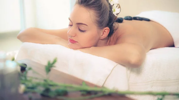 Woman Getting Hot Stone Massage Treatment Professional Beautician Therapist Spa — Stock Photo, Image