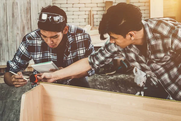 Timmerman Die Werkplaats Aan Houtbewerking Werkt Bouwmateriaal Houten Meubels Produceren — Stockfoto