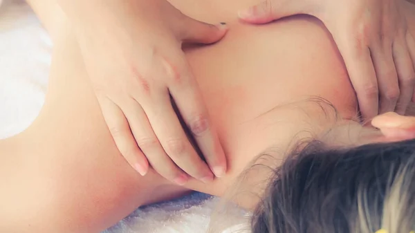 Mulher Relaxada Recebendo Volta Massagem Spa Luxo Com Massagista Profissional — Fotografia de Stock