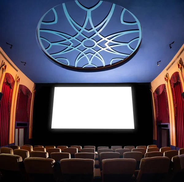 映画館の座席列の前にある映画館のスクリーンは 映画館から投影された白いスクリーンを示しています 映画館は映画鑑賞の贅沢感のために古典的なスタイルで装飾されています — ストック写真