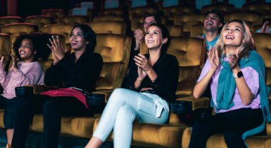 İnsanlar sinema sinemasında film izlerler. Grup eğlence etkinliği ve eğlence konsepti.