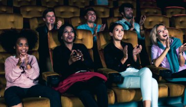 İnsanlar sinema sinemasında film izlerler. Grup eğlence etkinliği ve eğlence konsepti.