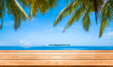Ürün görüntülemek için masada boş kopya alanı ile yaz tropikal plaj arka plan kahverengi ahşap tablo mockup. Taze yaz doğa ve deniz seyahat tatil tatil konsepti.