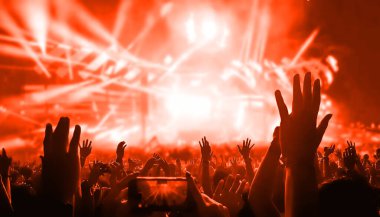Mutlu insanlar gece kulübü DJ parti konserinde dans eder ve sahnede DJ 'den elektronik dans müziği dinlerler. Siluet dolu neşeli kalabalık 2020 yılbaşı partisini kutluyor. İnsanların yaşam tarzı DJ gece hayatı.