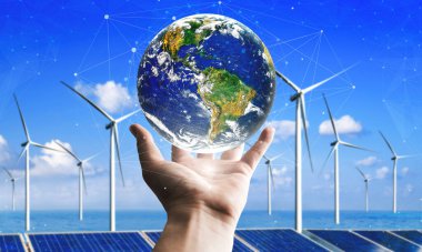 Alternatif enerji ile sürdürülebilirlik gelişimi kavramı. Çevre dostu rüzgar türbini çiftliği ve arka planda yeşil yenilenebilir enerji ile insan eliyle dünya ile ilgilenin..