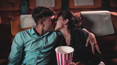 İnsanlar sinema sinemasında film izlerler. Grup eğlence etkinliği ve eğlence konsepti.