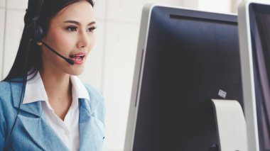 Müşteri destek ajanı ya da kulaklıklı çağrı merkezi telefon görüşmesinde müşteriyi desteklerken masaüstü bilgisayarında çalışır. Operatör hizmeti iş temsili kavramı.