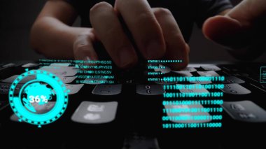 Grafik kullanıcı arayüzü GUI hologramı ile dizüstü bilgisayar klavyesinde çalışan adam büyük veri bilimi teknolojisi, dijital ağ bağlantısı ve bilgisayar programlama algoritması kavramlarını gösteriyor.