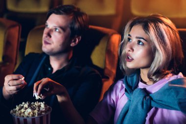 Kafkas aşığı sinemada film izlemeyi ve patlamış mısır yemeyi seviyor.