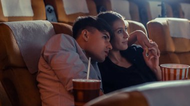 İnsanlar sinema sinemasında film izlerler. Grup eğlence etkinliği ve eğlence konsepti.